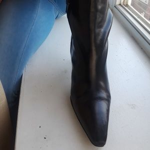 STUART WEITZMAN BLACK BOOTIE SIZE 8